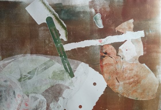 „Silence under broken roof", 50 × 70 cm, Materialdruck, 2021 Abstrakte Komposition mit Farben in Erdtönen und geometrischen Formen.